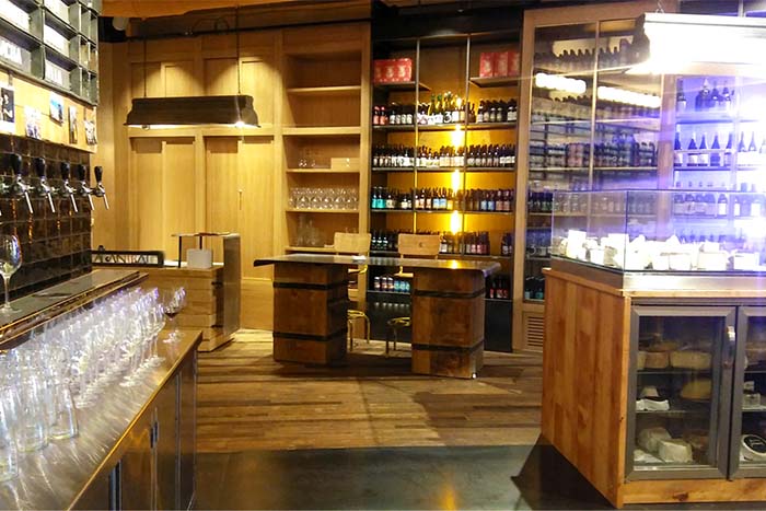 Primer plano del suelo de madera recuperada WINco Imondi en el restaurante La Caníbal de Madrid