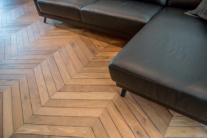 Primer plano del suelo de madera punta Hungría colocado en la sala de estar.