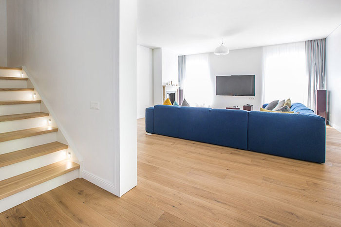 Primer plano del parquet roble claro FRV Bohema Natur colocado en el salón.
