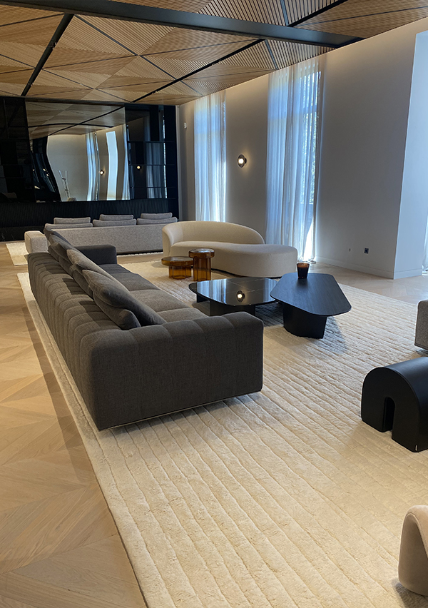 Salón decorado con madera exclusiva en suelos y techo