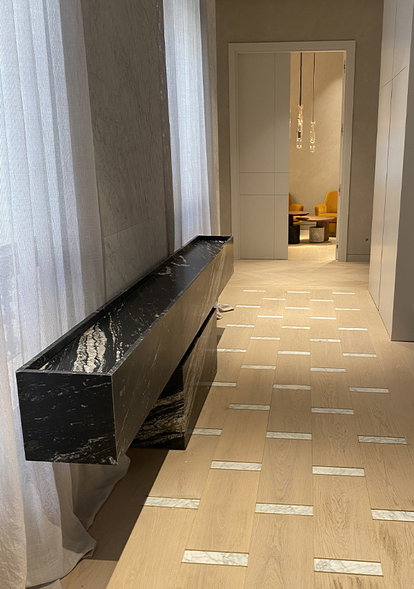 Parquet combinado con mármol en el recibidor