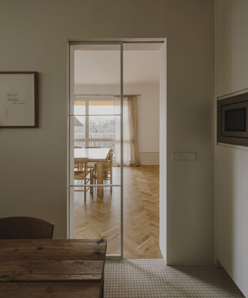 Detalle del contraste del suelo de gresite blanco la cocina con la madera del comedor Detalle del contraste del suelo de gresite blanco la cocina con la madera del comedor