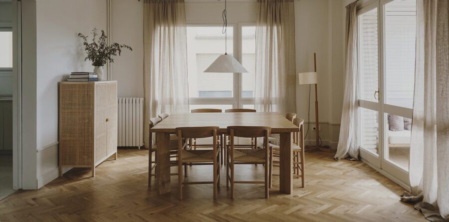 Salón decorado con madera en forma de espiga y acabado envejecido de WINco