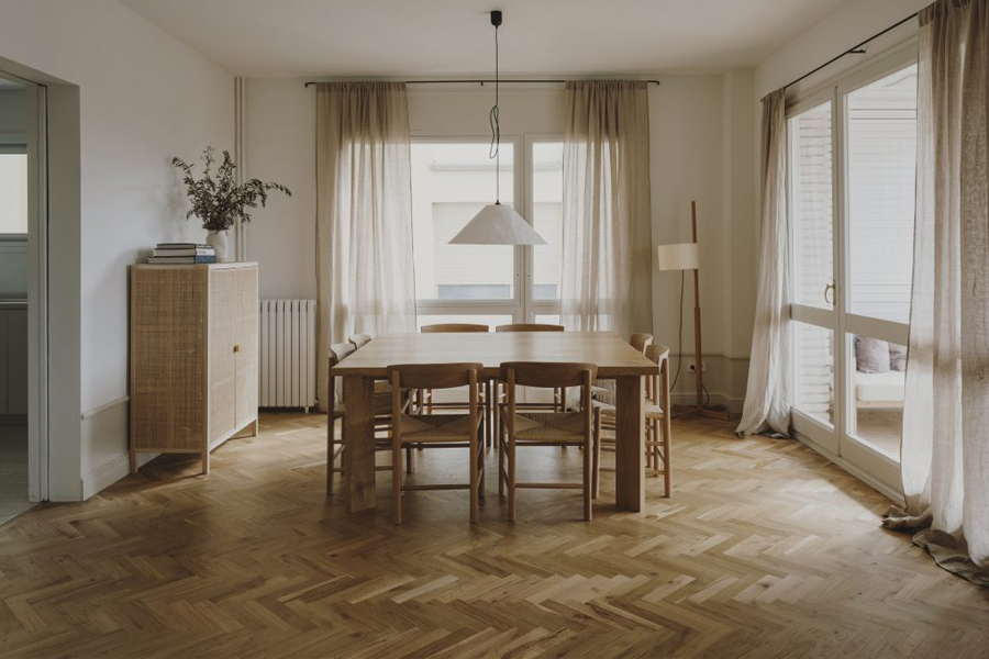 Salón decorado con madera en forma de espiga y acabado envejecido de WINco Salón decorado con madera en forma de espiga y acabado envejecido de WINco