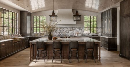 Cocina con parquet de madera maciza y acabado envejecido de WINco