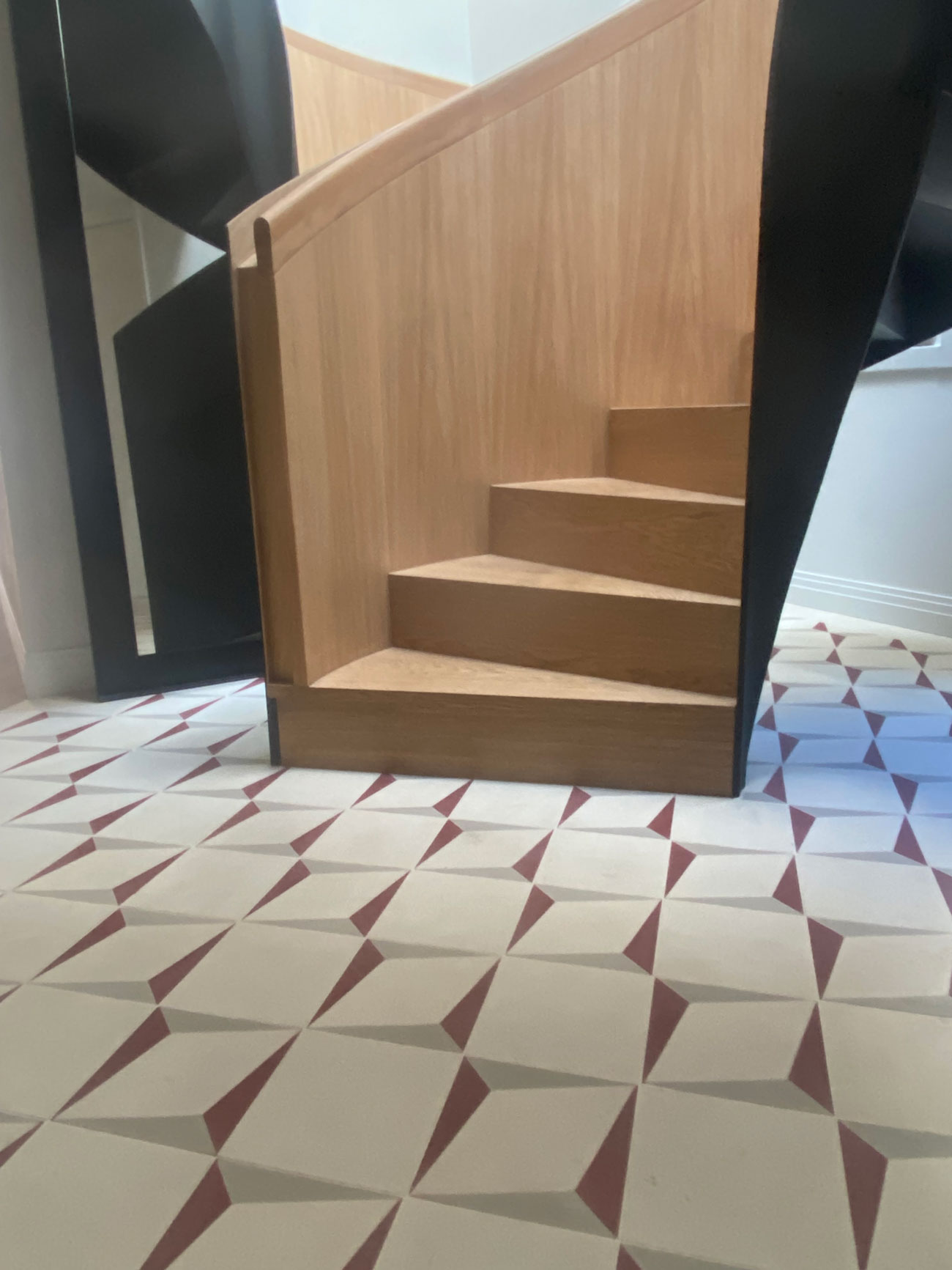diseño que combina escalera de madera y piso con baldosas