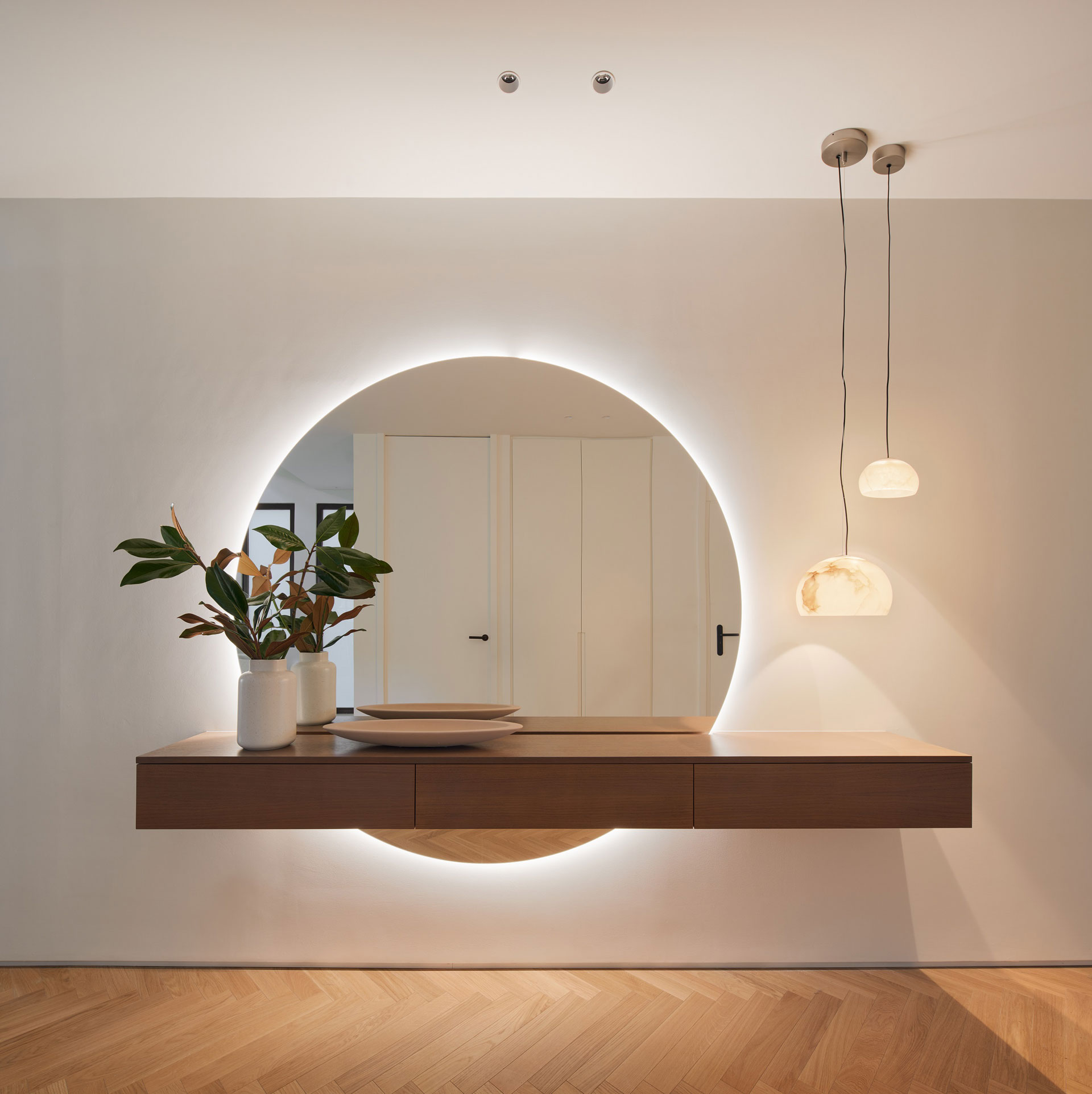 consola de madera combinada con parquet espiga en el recibidor