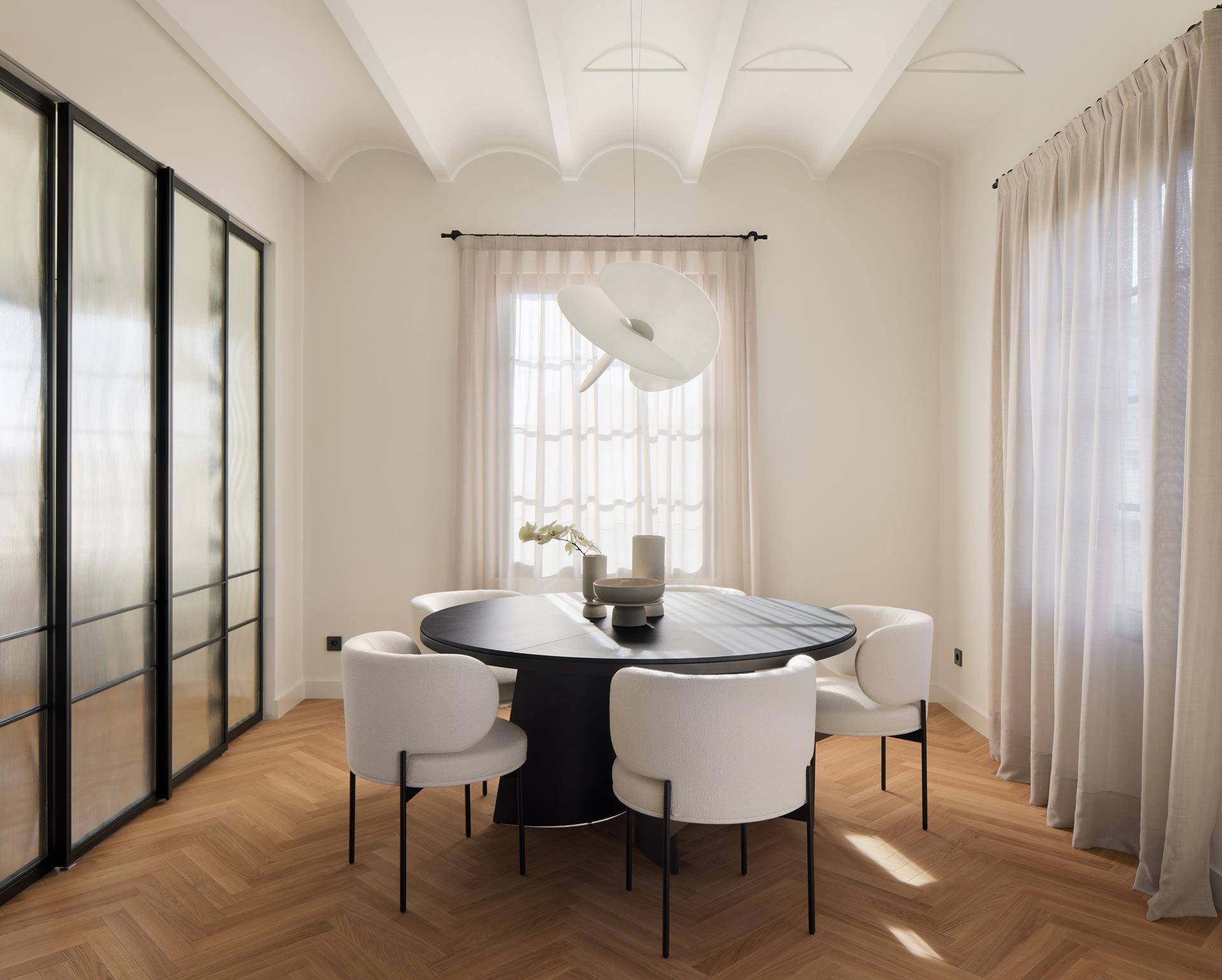 el lujo del parquet espiga en el comedor