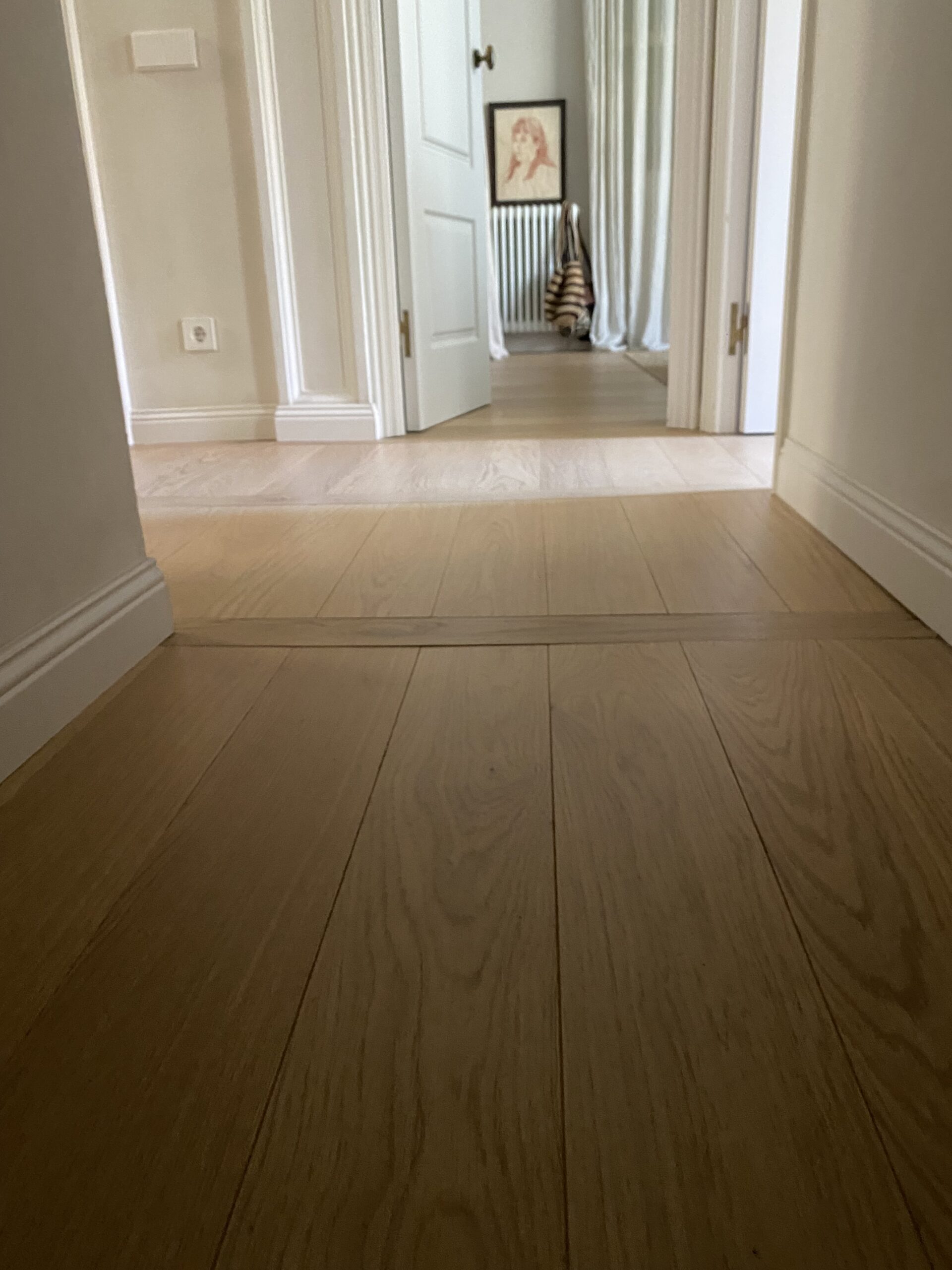 Planta superior con parquet WINco Salty 160 mm Natur en disposición Échelle, funcional y sofisticado. Planta superior con parquet WINco Salty 160 mm Natur en disposición Échelle, funcional y sofisticado.