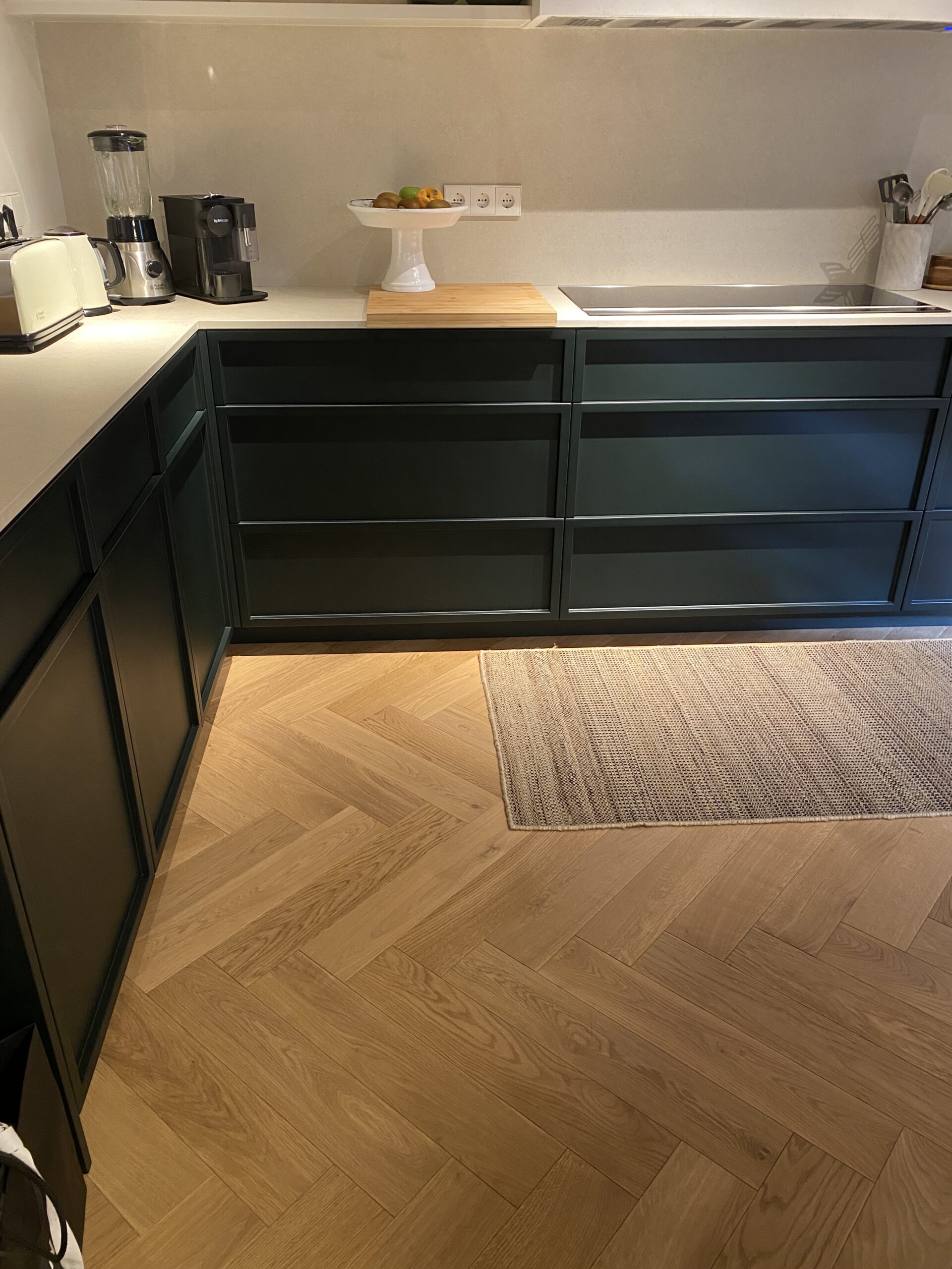 Parquet en espiga WINco Salty Select en cocina elegante de casa señorial en la Bonanova. Parquet en espiga WINco Salty Select en cocina elegante de casa señorial en la Bonanova.