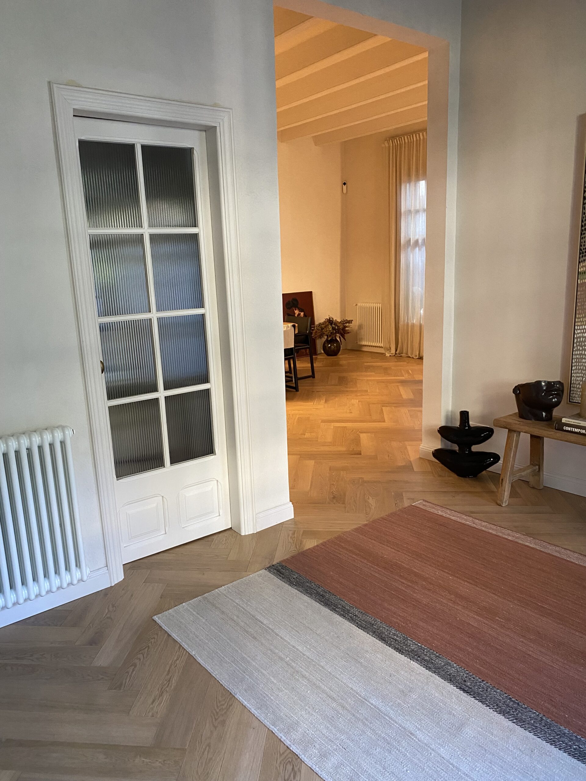 Suelo de parquet en espiga WINco Salty 120x600 mm Select en recibidor con aire clásico en Barcelona. Suelo de parquet en espiga WINco Salty 120x600 mm Select en recibidor con aire clásico en Barcelona.