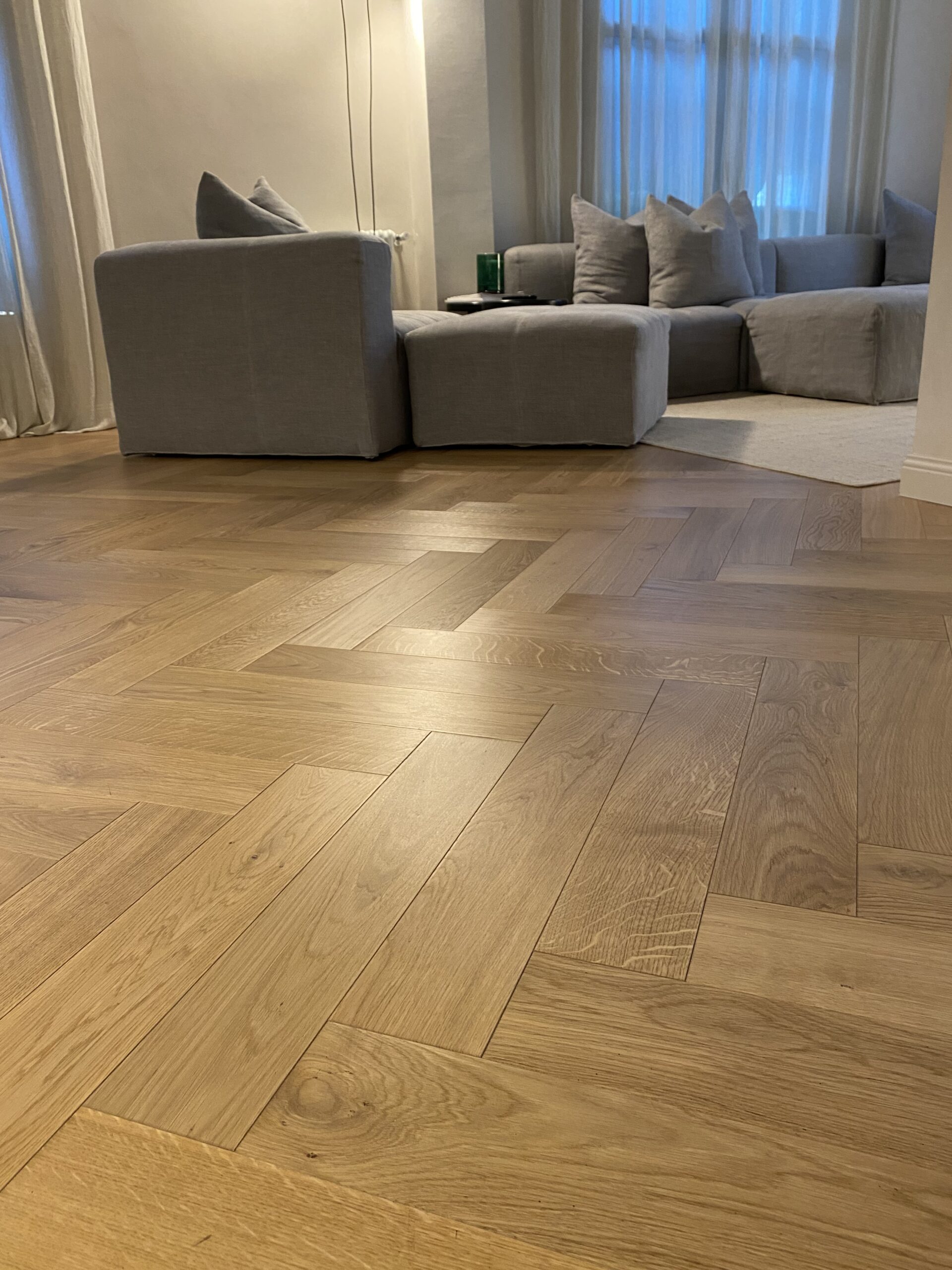 Parquet WINco en espiga Salty 120x600 mm Select en salón señorial de la Bonanova, Barcelona. Parquet WINco en espiga Salty 120x600 mm Select en salón señorial de la Bonanova, Barcelona.