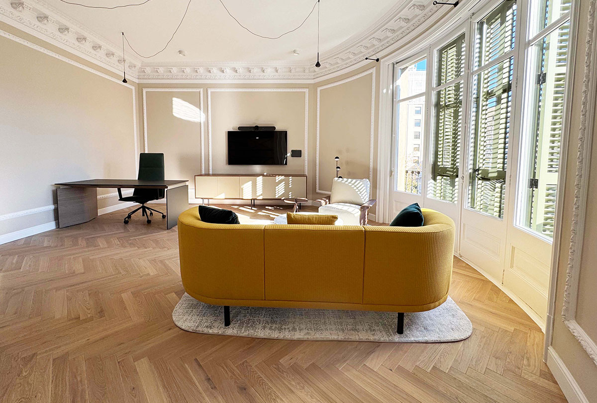 Despacho principal de una finca regia en Barcelona con parquet en espiga instalado por WINco.
