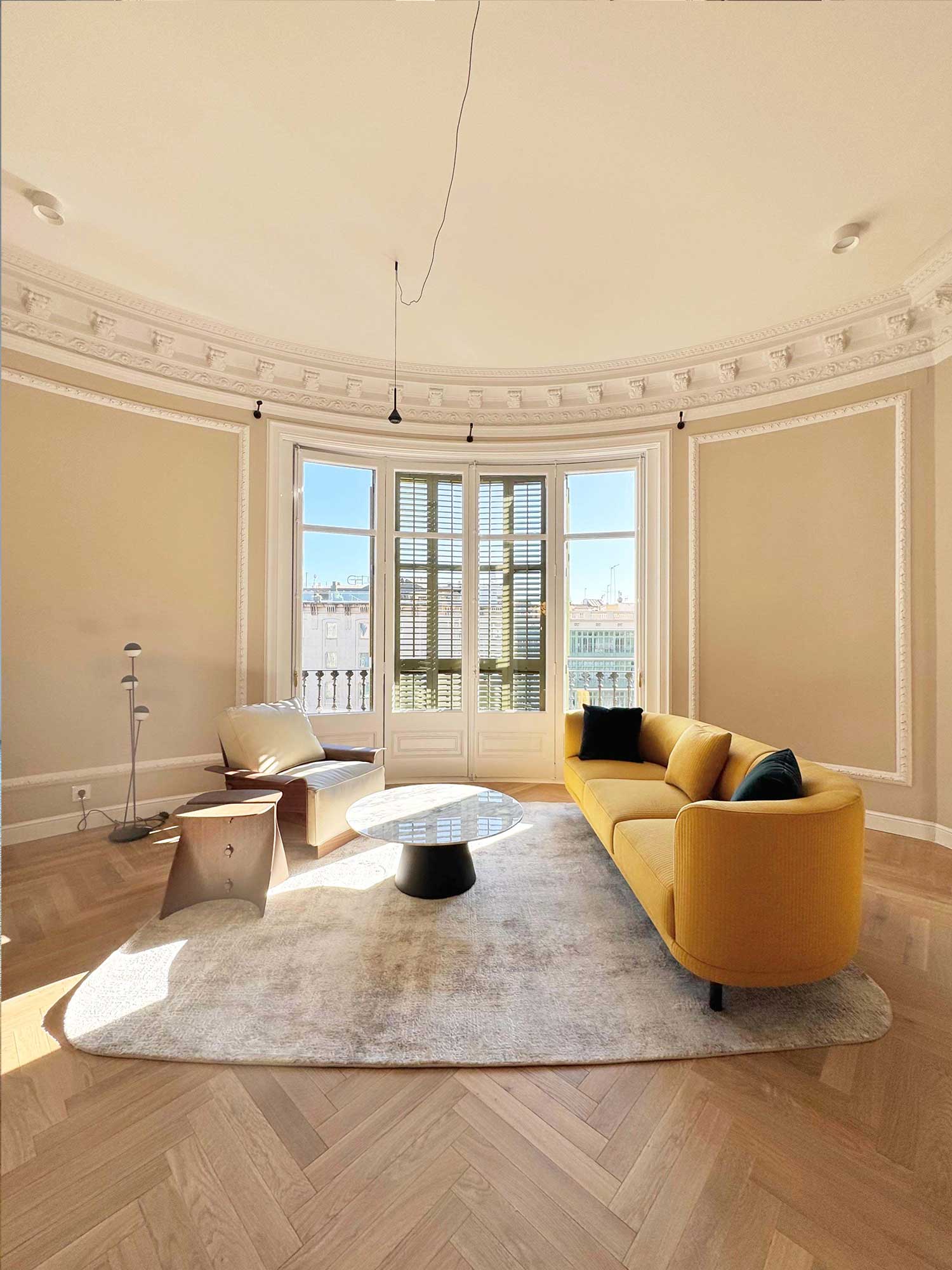 VIsta de despacho principal moderno y luminoso con muebles contemporáneos y parquet en espiga instalado por WINco.