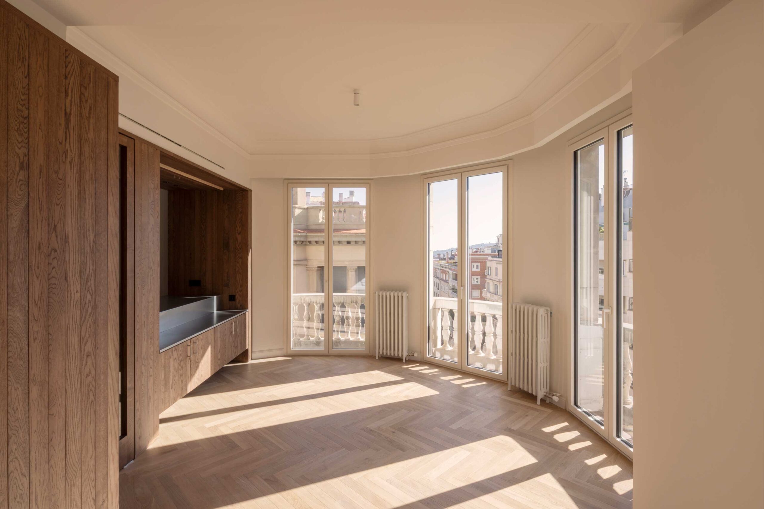 Parquet en espiga integrado en la arquitectura interior de una vivienda reformada en Barcelona