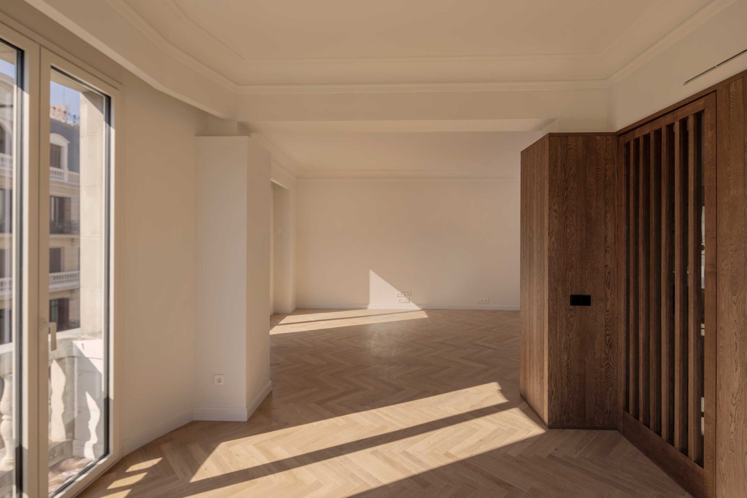 Parquet en espiga integrado con carpintería de madera en interiorismo contemporáneo en Barcelona