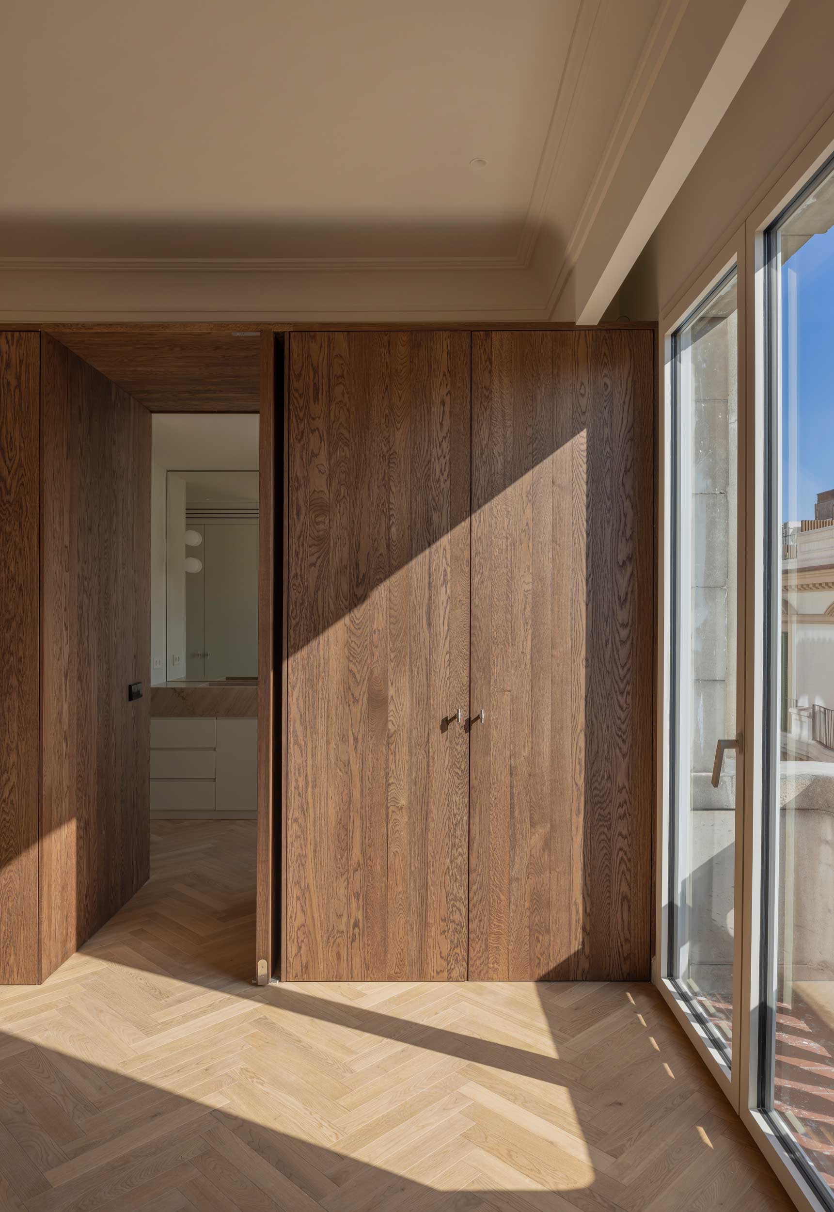 Dibujo del parquet en espiga en una estancia vacía de vivienda reformada en Barcelona