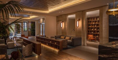 Aplicación del parquet de roble Copenhaguen en espacios comunes del lobby del Hotel Medinaceli