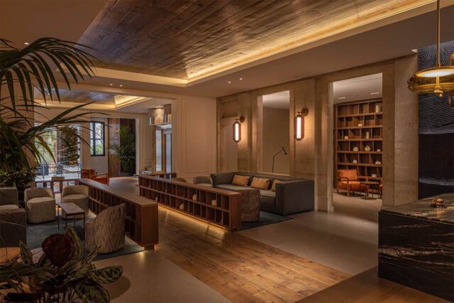 Aplicación del parquet de roble Copenhaguen en espacios comunes del lobby del Hotel Medinaceli