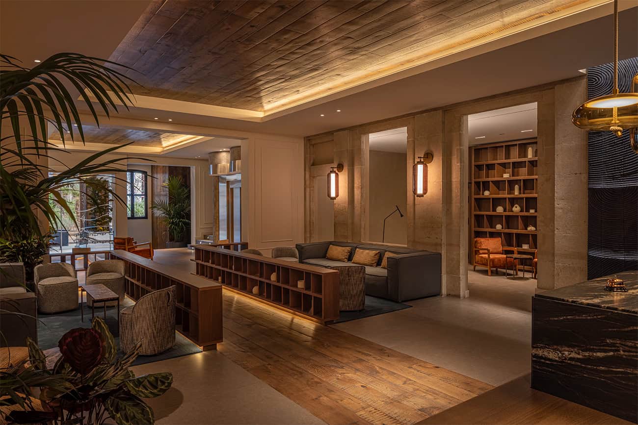 Aplicación del parquet de roble Copenhaguen en espacios comunes del lobby del Hotel Medinaceli