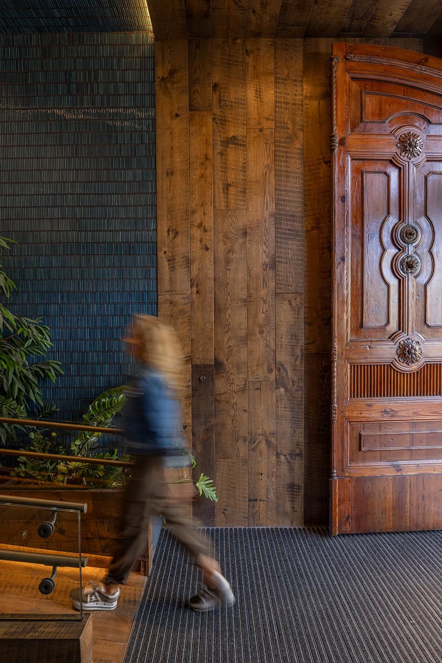 Parquet de roble Copenhaguen aplicado en paredes y techos en proyecto de interiorismo hotelero