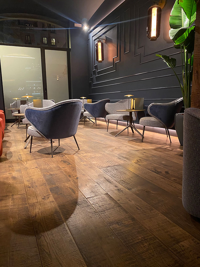 Interiorismo hospitality en Chapter 8 con parquet Copenhaguen y mobiliario en terciopelo. Revestimiento vertical en madera con parquet Copenhaguen en el Chapter 8 del Hot