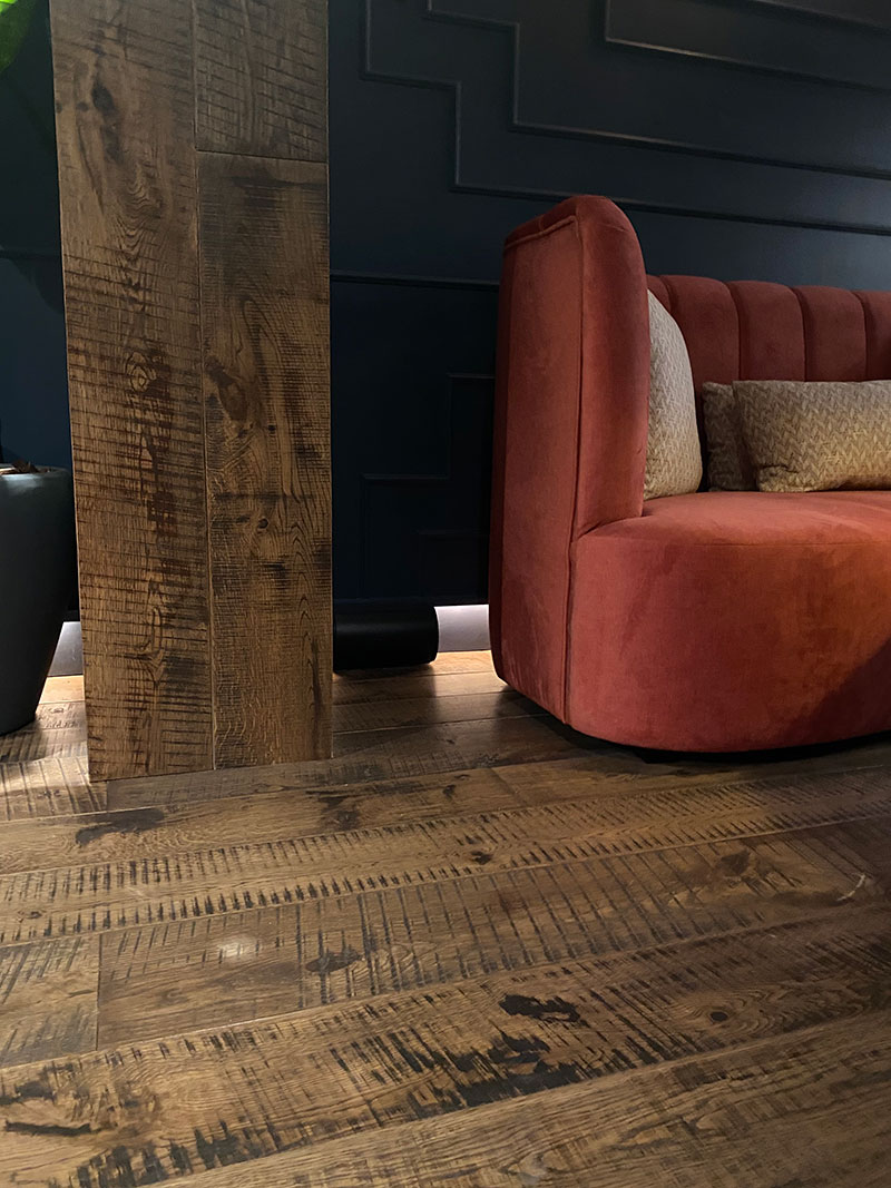 Revestimiento vertical en madera con parquet Copenhaguen en el Chapter 8 del Hotel Medinaceli.