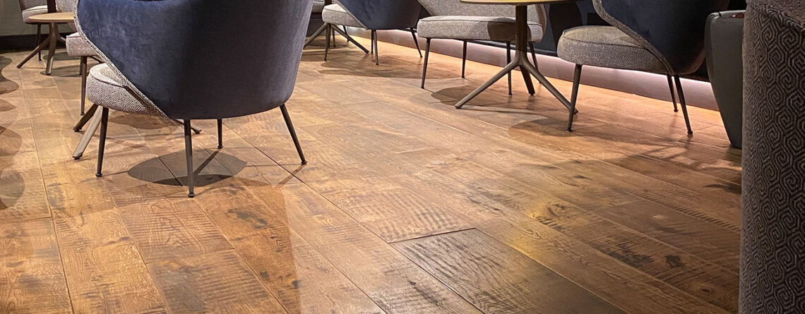 Interiorismo del Chapter 8 en Barcelona con parquet Copenhaguen de roble envejecido instalado por WINco en el suelo.