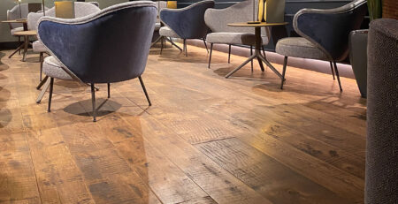 Interiorismo del Chapter 8 en Barcelona con parquet Copenhaguen de roble envejecido instalado por WINco en el suelo.