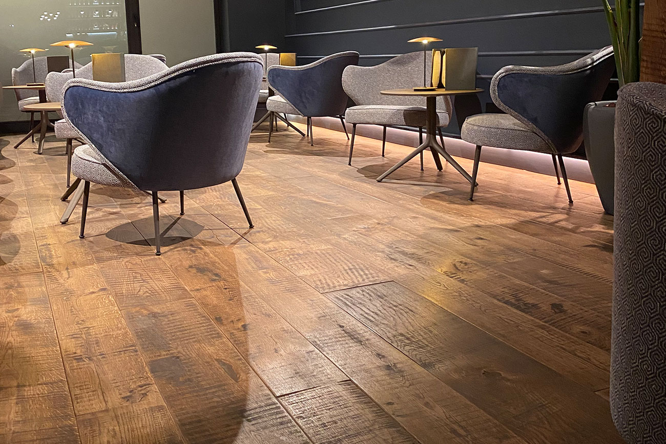 Interiorismo del Chapter 8 en Barcelona con parquet Copenhaguen de roble envejecido instalado por WINco en el suelo.