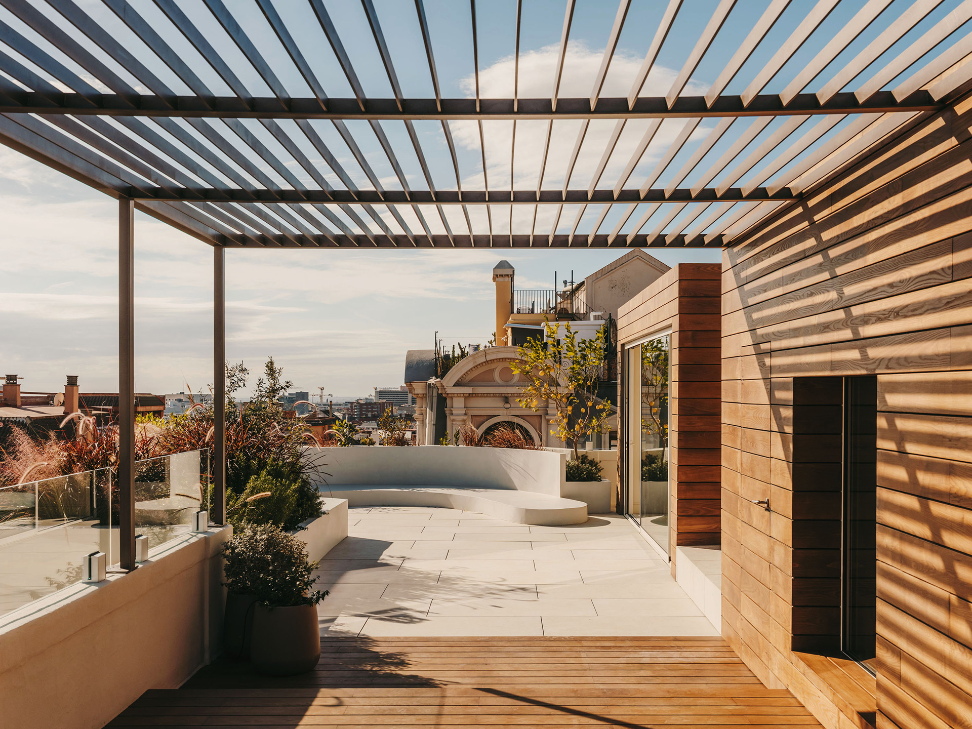 terraza de ático en Barcelona con madera termotratada instalada por WINco