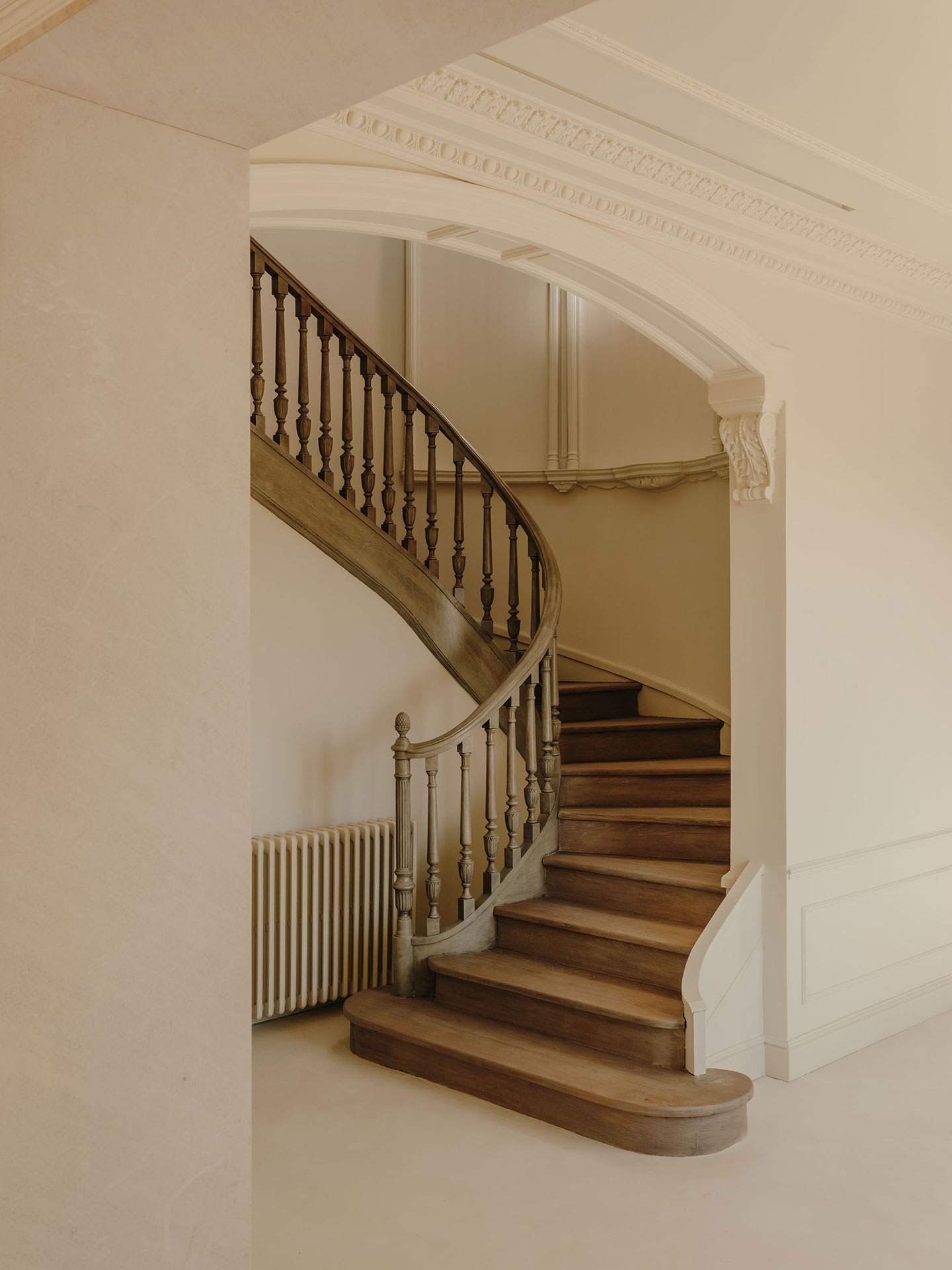 Escalera original de madera restaurada en ático señorial de Barcelona