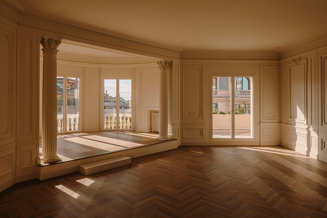 Interior de ático en el Eixample de Barcelona con suelo de parquet en espiga