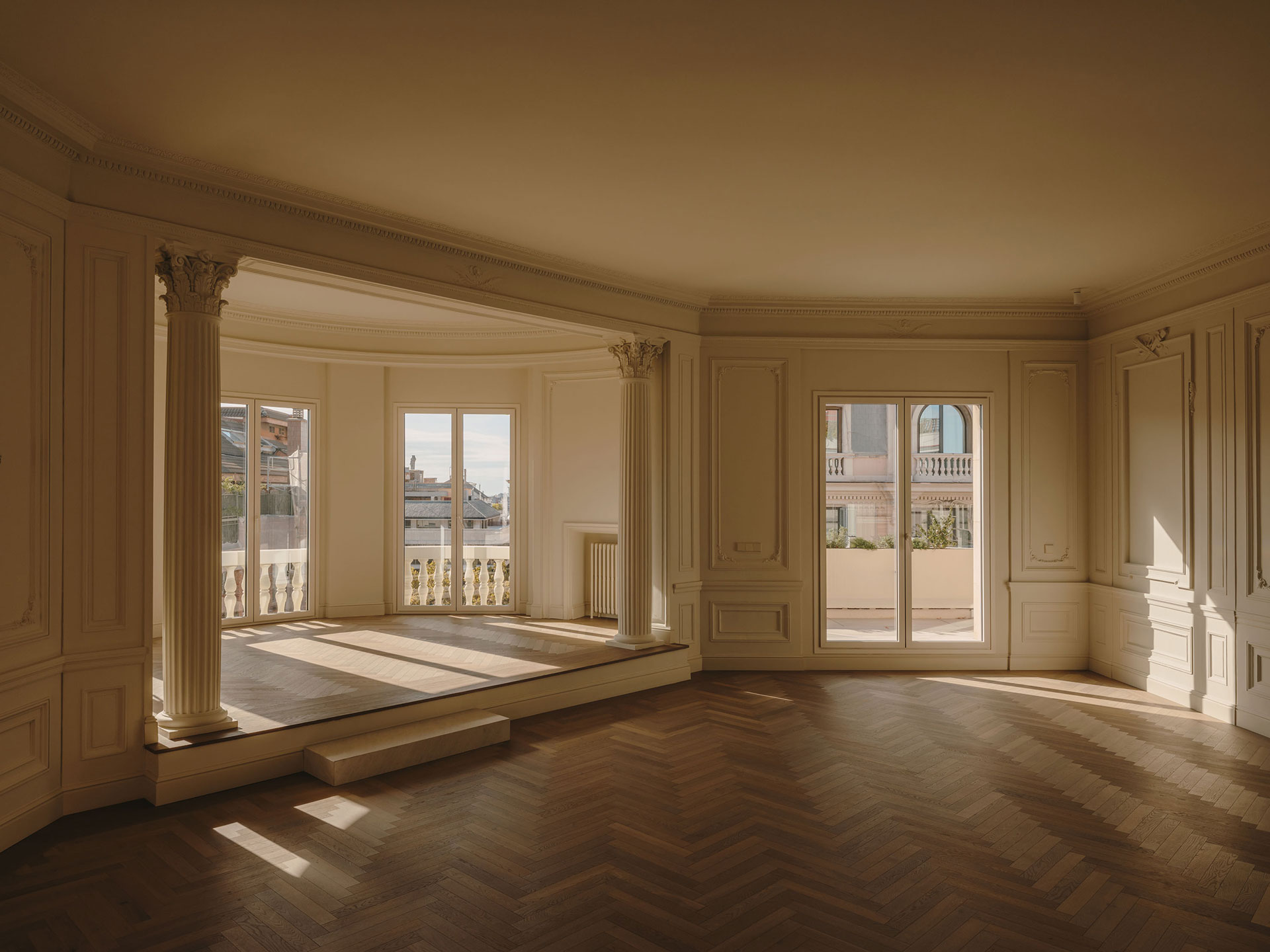 Interior de ático en el Eixample de Barcelona con suelo de parquet en espiga