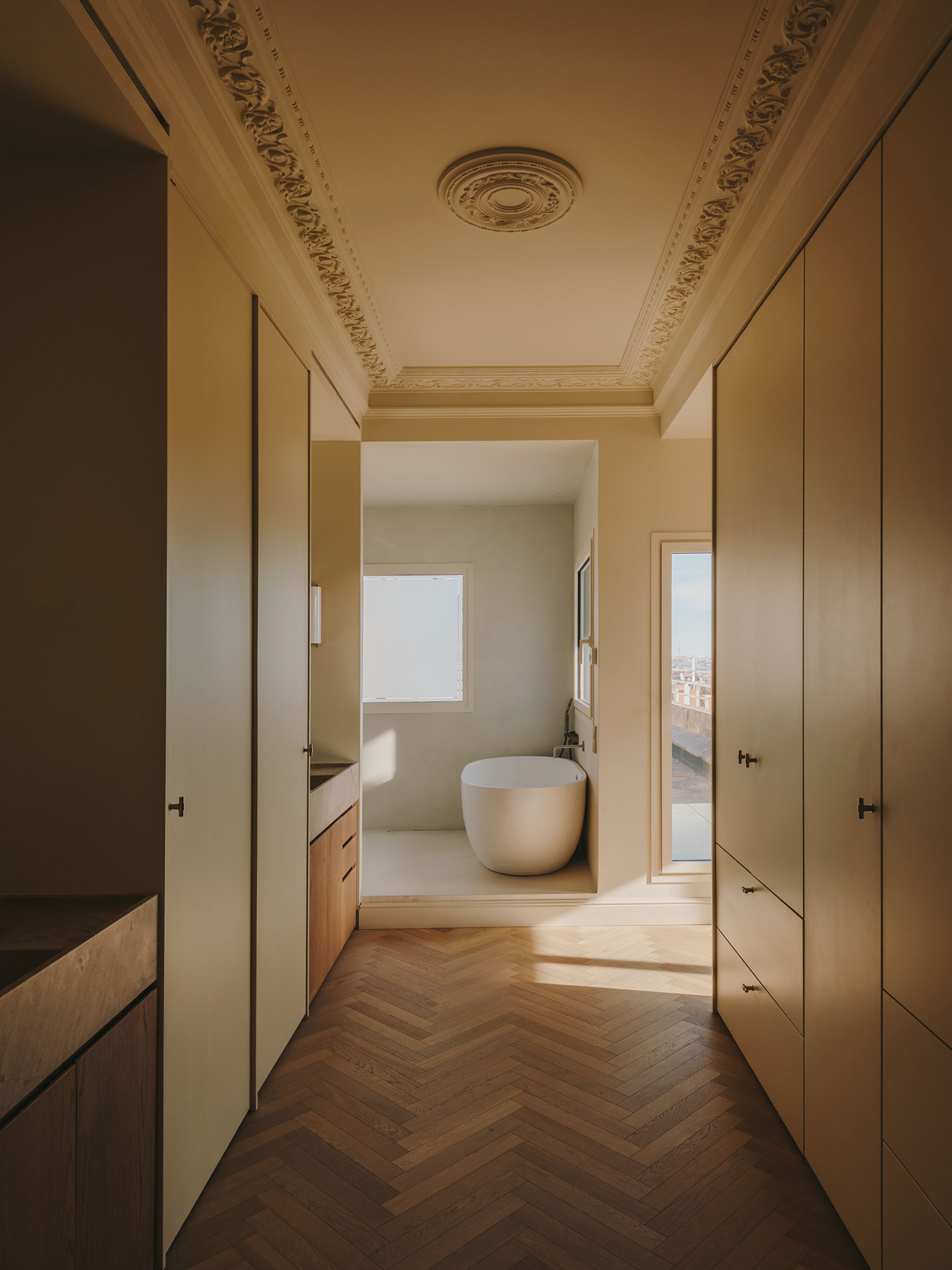 Parquet en espiga de madera natural en ático señorial de Barcelona