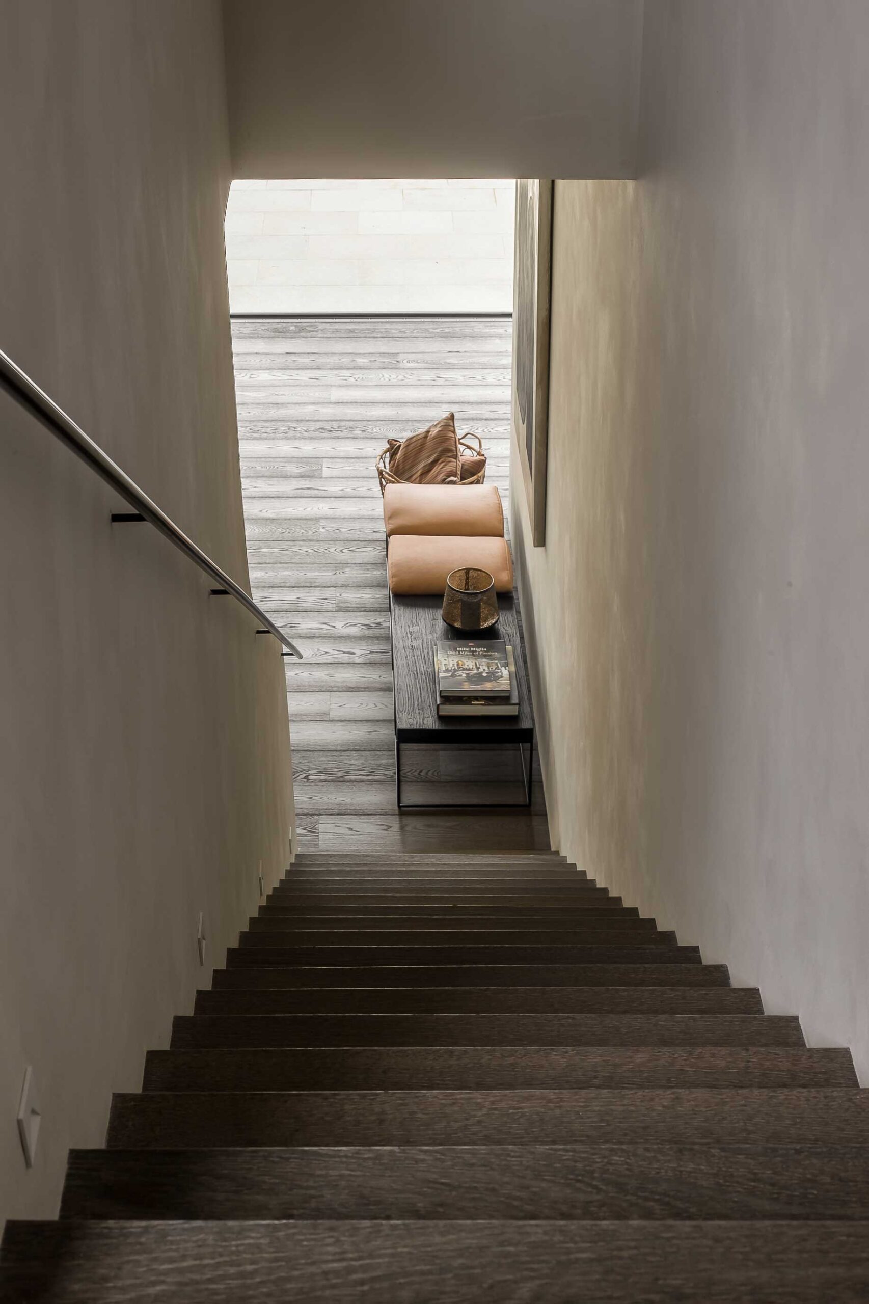 Continuidad entre escalera y pavimento con parquet Belgiqa Mineral Brown en vivienda de diseño