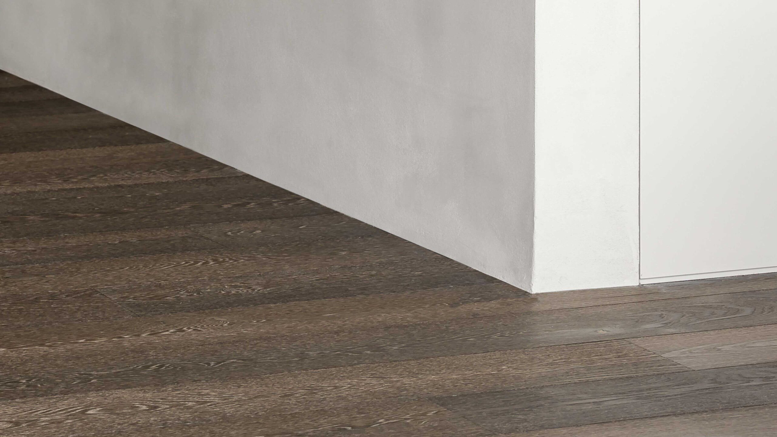 Detalle del parquet de roble europeo Belgiqa Oak Eight Mineral Brown en una vivienda contemporánea