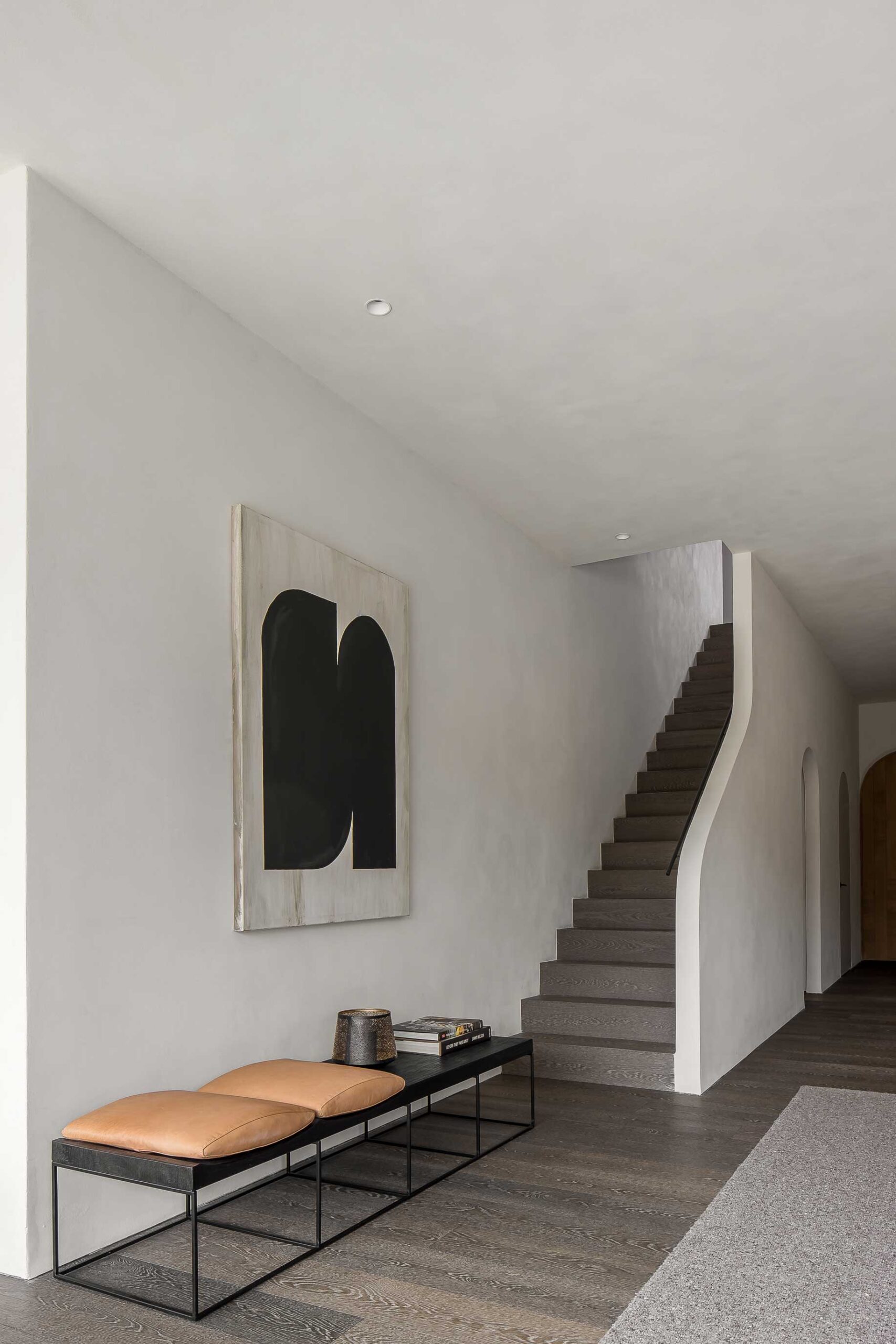 mineral-brown-vivienda.jpg Parquet de roble europeo Belgiqa Mineral Brown en vivienda contemporánea con escalera y arquitectura blanca