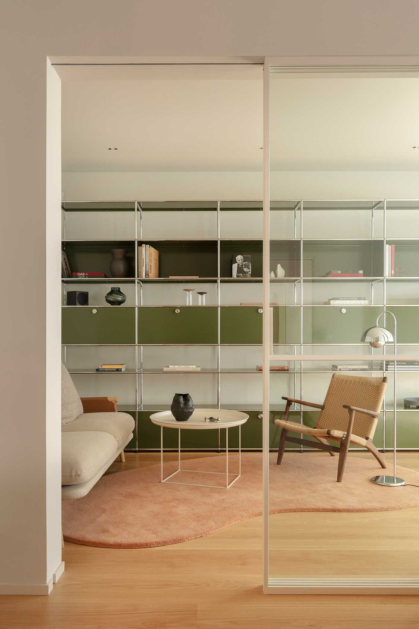 Parquet de gran formato WINco San Francisco en vivienda de Barcelona con salón y comedor abiertos Parquet de gran formato WINco San Francisco en vivienda de Barcelona con salón y comedor abiertos