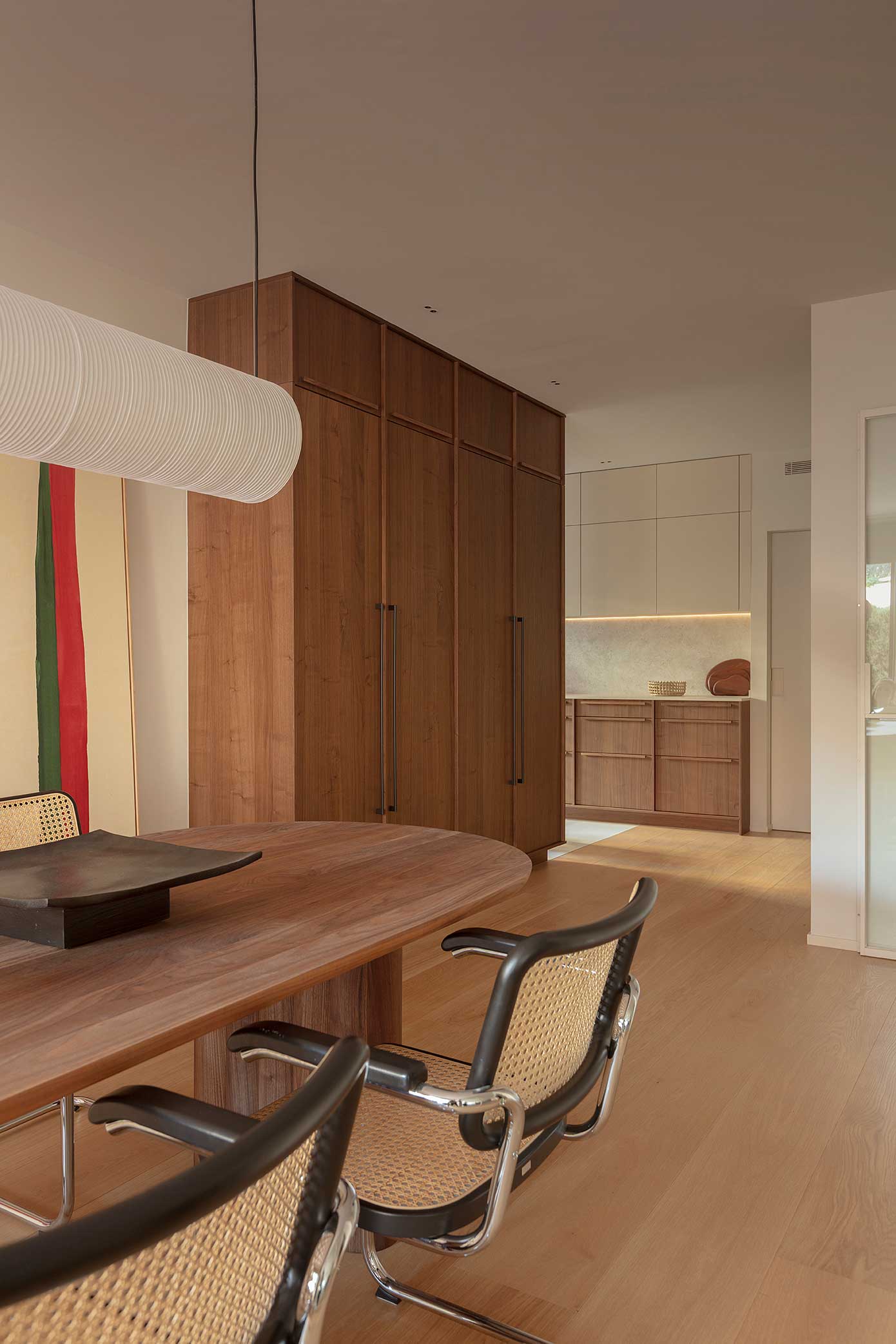 Parquet de roble claro con lamas XXL en comedor y cocina de vivienda en Barcelona Parquet de roble claro con lamas XXL en comedor y cocina de vivienda en Barcelona