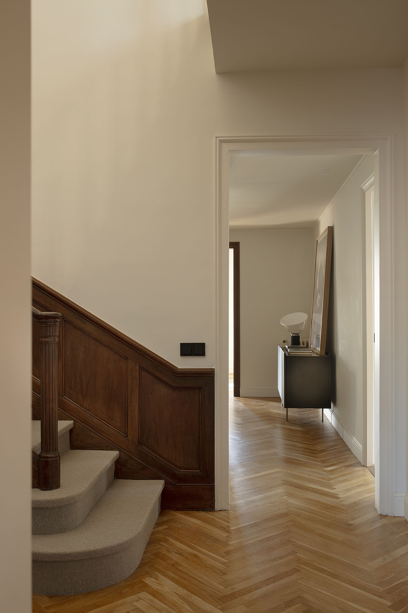 Parquet de roble en espiga restaurado en recibidor con escalera de madera en vivienda de Barcelona Parquet de roble en espiga restaurado en recibidor con escalera de madera en vivienda de Barcelona
