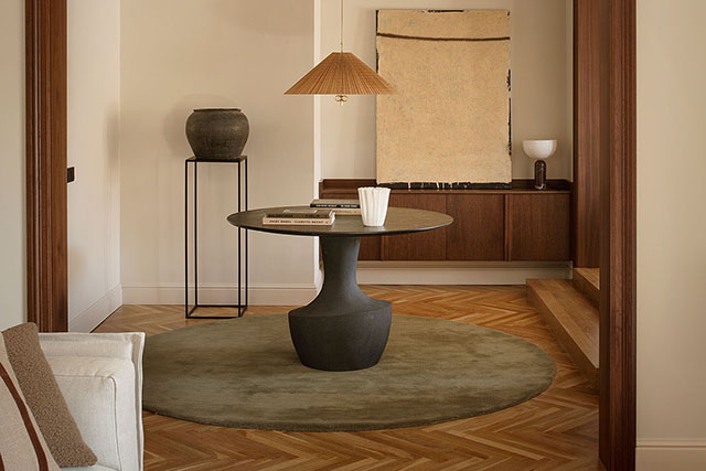 Parquet de roble en espiga restaurado en salón con mobiliario contemporáneo