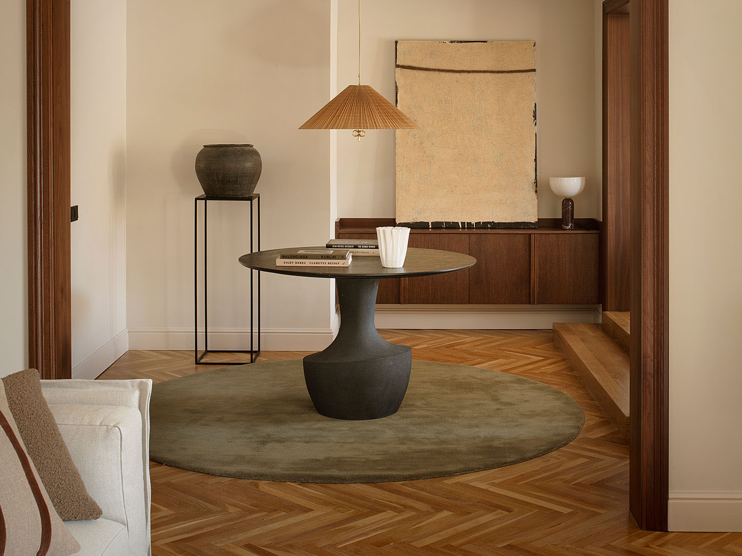 Parquet de roble en espiga restaurado en salón con mobiliario contemporáneo y luz cálida Parquet de roble en espiga restaurado en salón con mobiliario contemporáneo y luz cálida