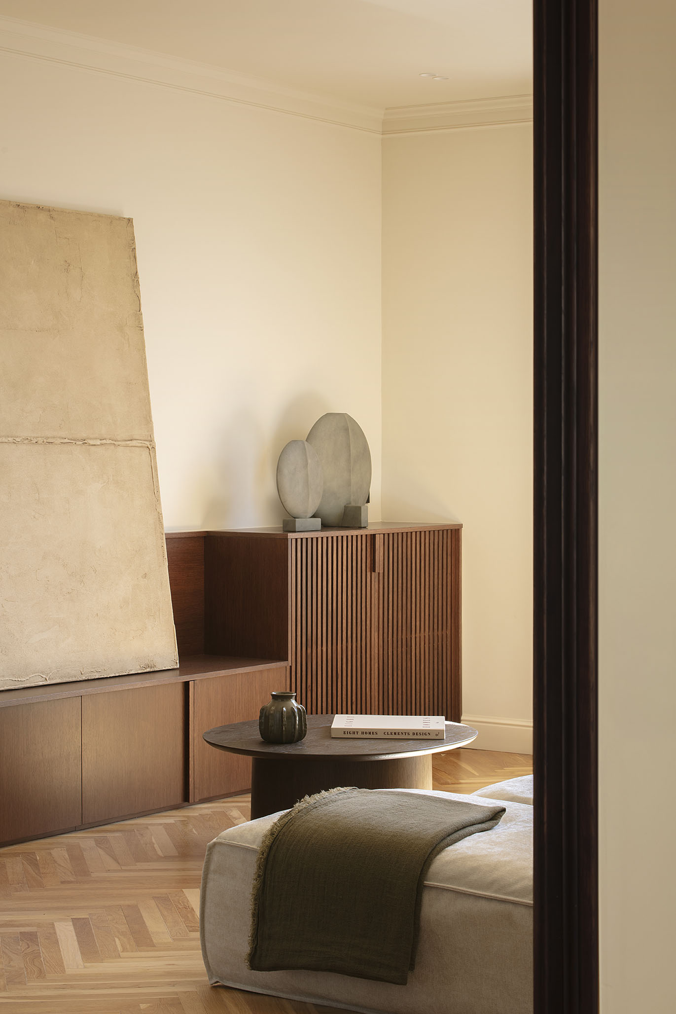 Parquet de roble en espiga restaurado en salón con mobiliario contemporáneo y luz cálida Parquet de roble en espiga restaurado en salón con mobiliario contemporáneo y luz cálida