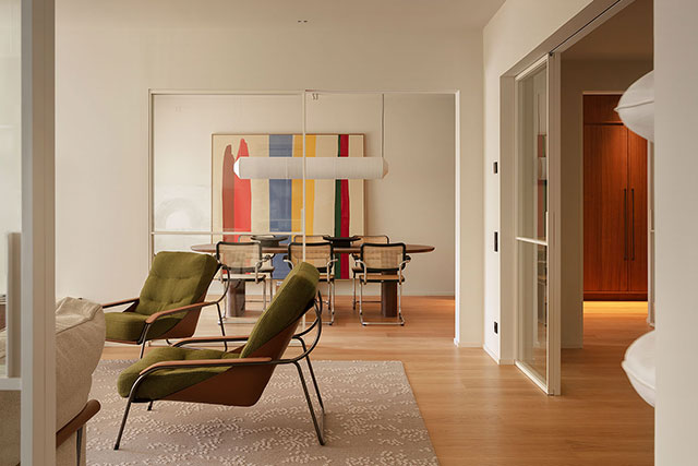 Suelo de lamas anchas WINco San Francisco en salón contemporáneo