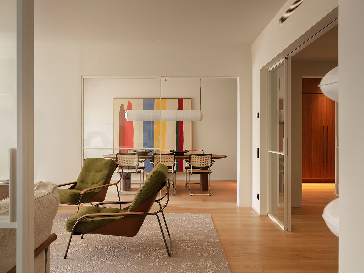 Suelo de lamas anchas WINco San Francisco en salón contemporáneo con cerramiento de vidrio Suelo de lamas anchas WINco San Francisco en salón contemporáneo con cerramiento de vidrio