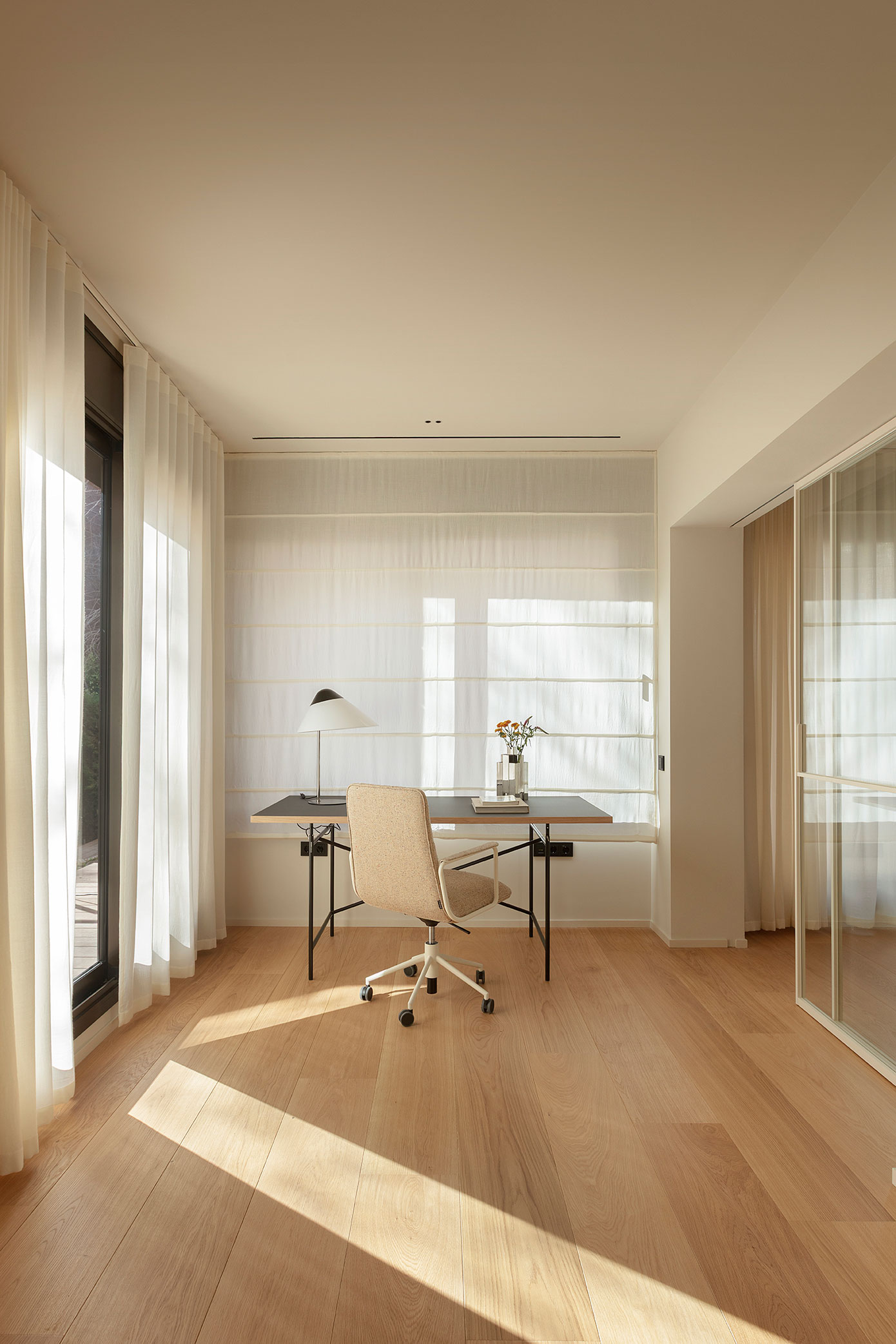 Tarima ancha de roble claro en zona de trabajo con luz natural en vivienda de Barcelona Tarima ancha de roble claro en zona de trabajo con luz natural en vivienda de Barcelona