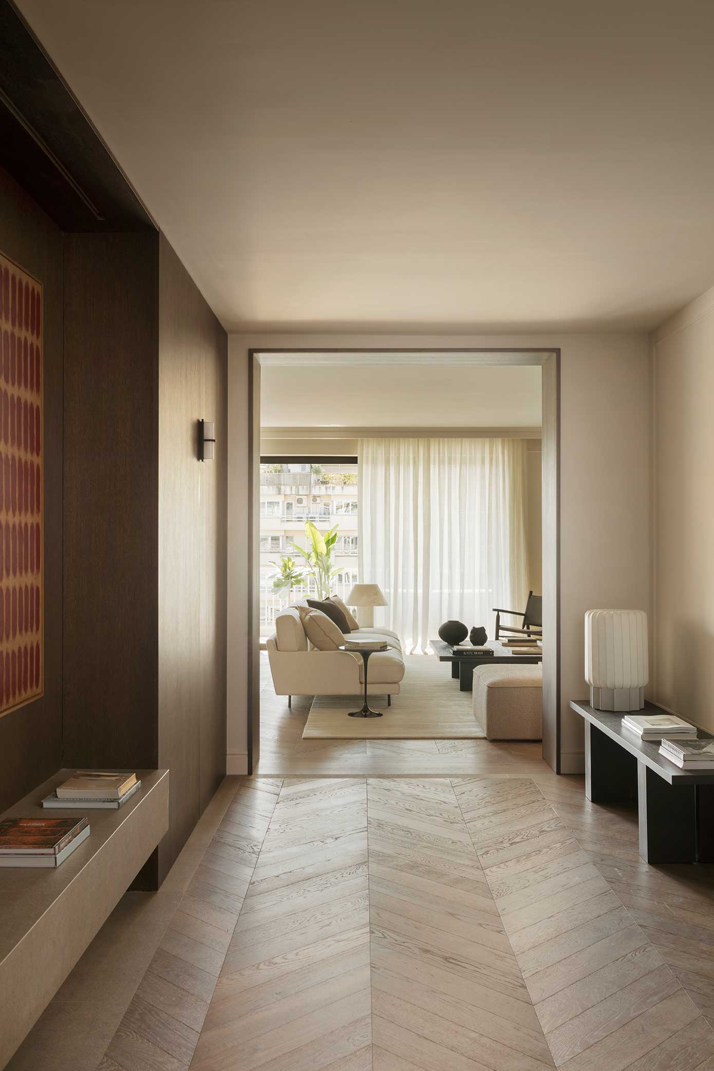 Parquet chevron FRV BELLA en pasillo y salón de una vivienda moderna en Bori i Fontestà Barcelona