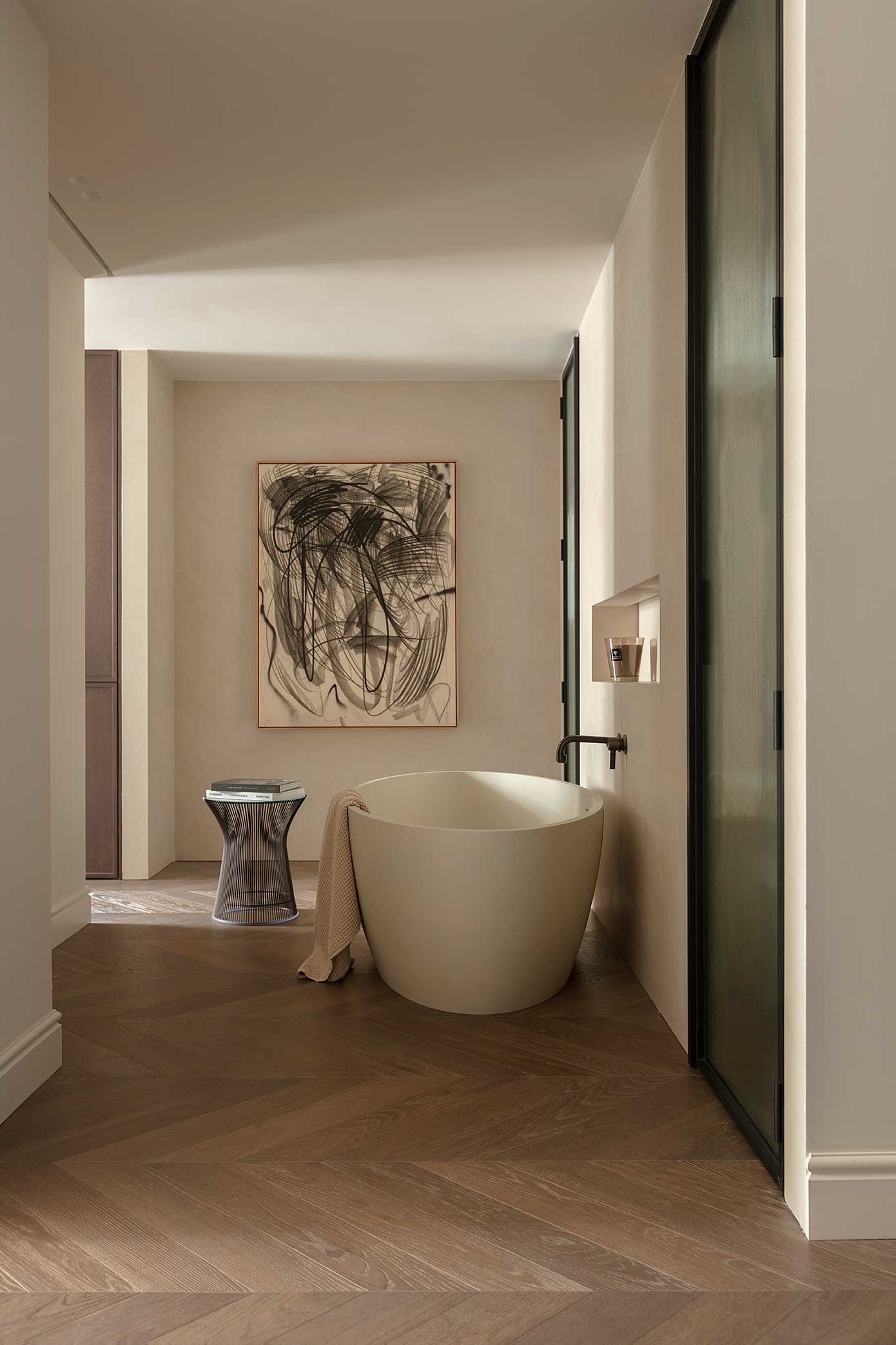 Parquet de madera FRV BELLA instalado en el baño principal de una vivienda de alto nivel en Barcelona