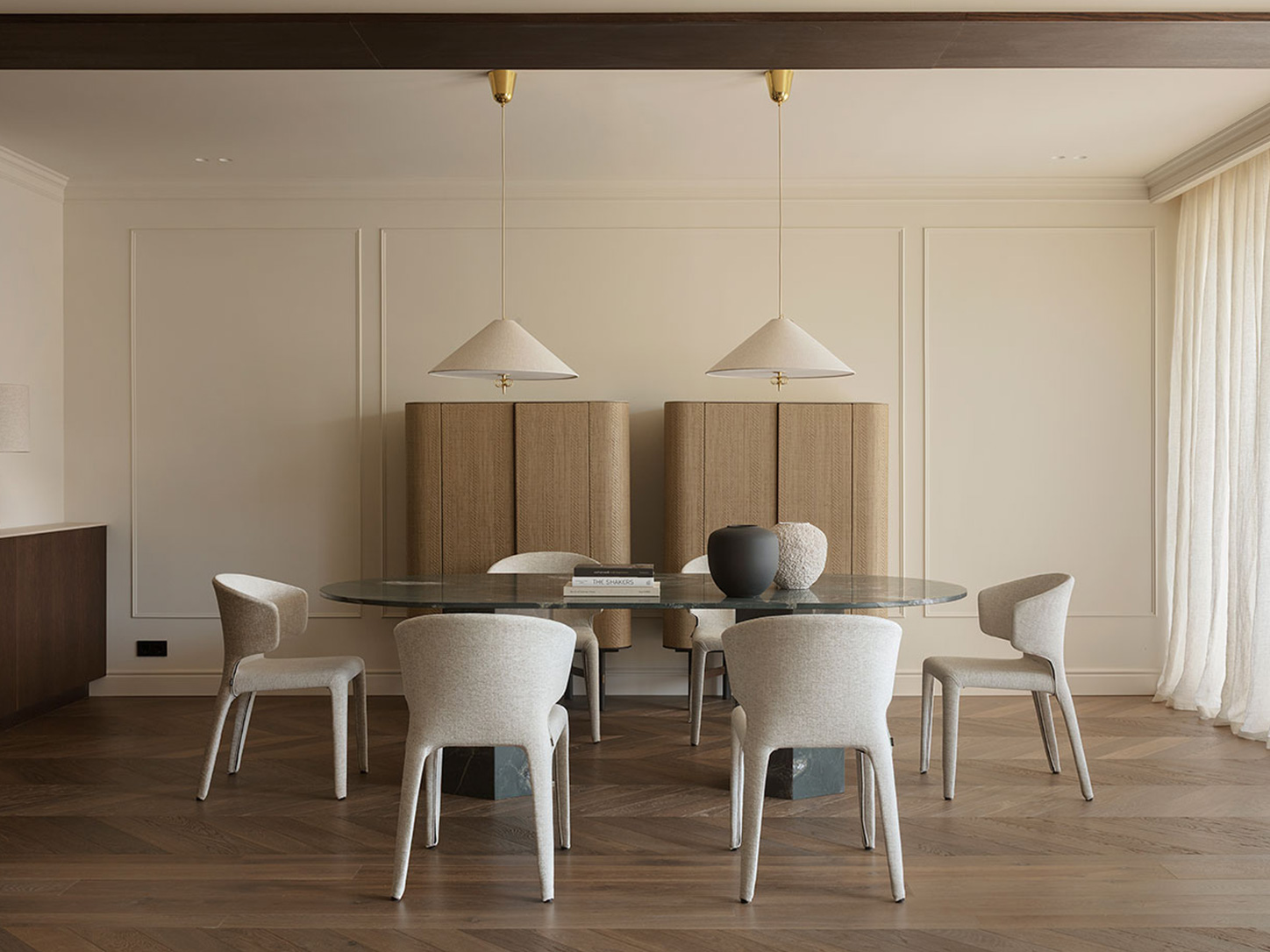 Parquet punta de Hungría FRV BELLA de Frevin instalado por WINco en el comedor de una vivienda en Barcelona